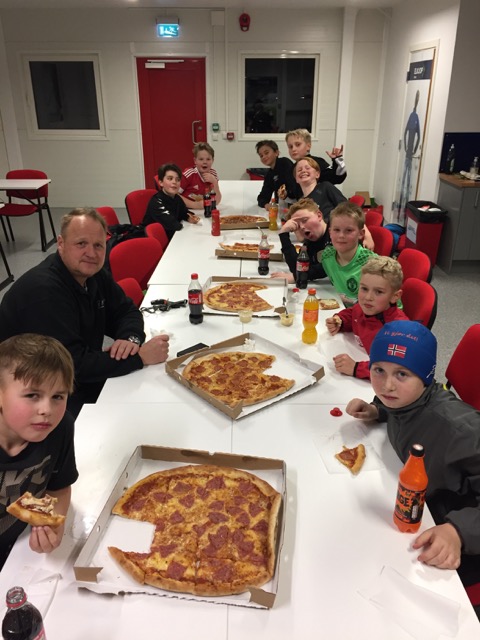 G12 avslutter året med pizza