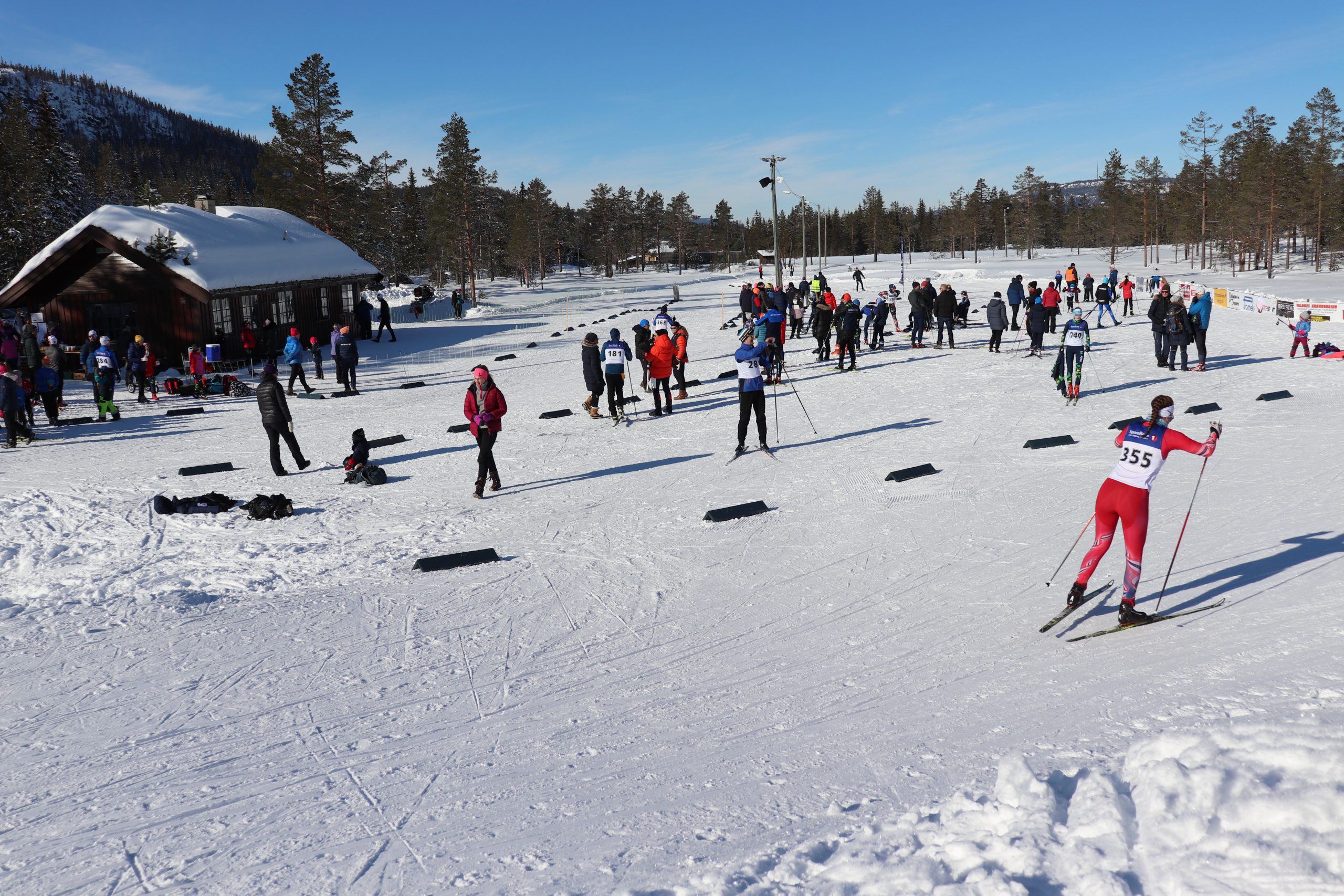 Skisesongen starter med skileik og klubbrenn